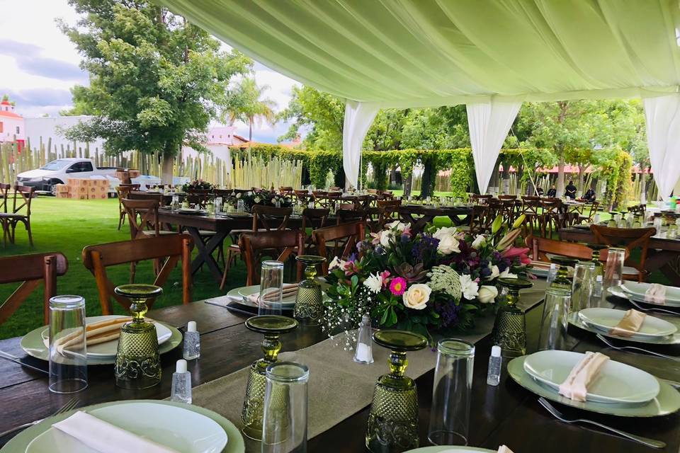 Evento en un jardín decorado con flores