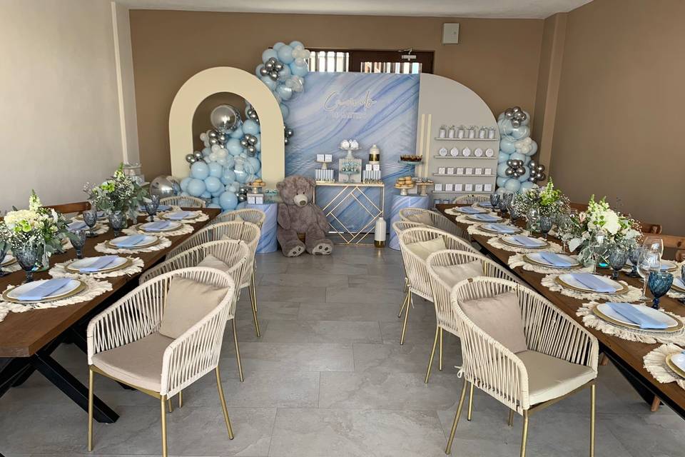 Mesas decoradas con flores blancas y azules
