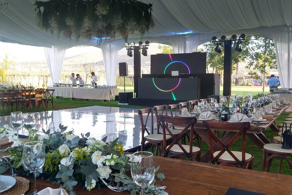 Vajilla y servilletas blancas