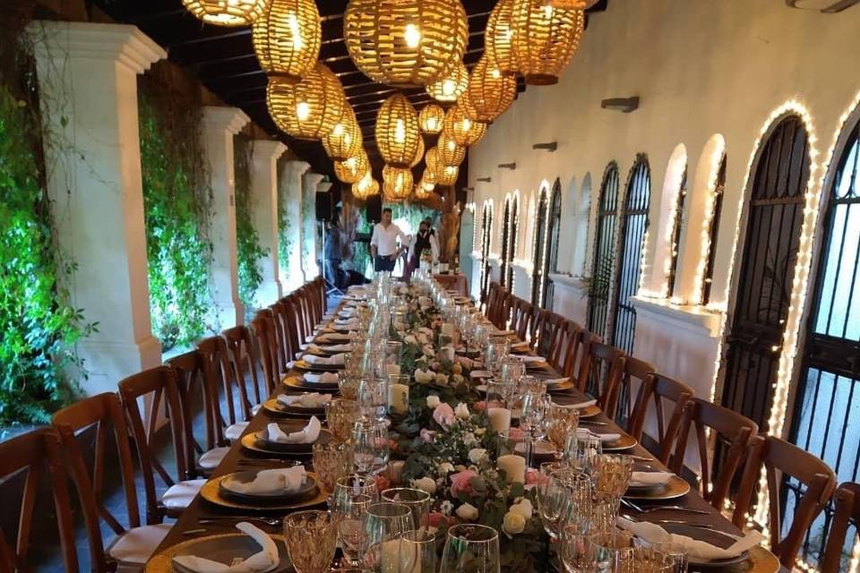 Mesa de madera con platos y cristalería