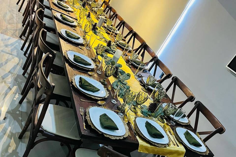 Mesa de madera con manteles amarillos