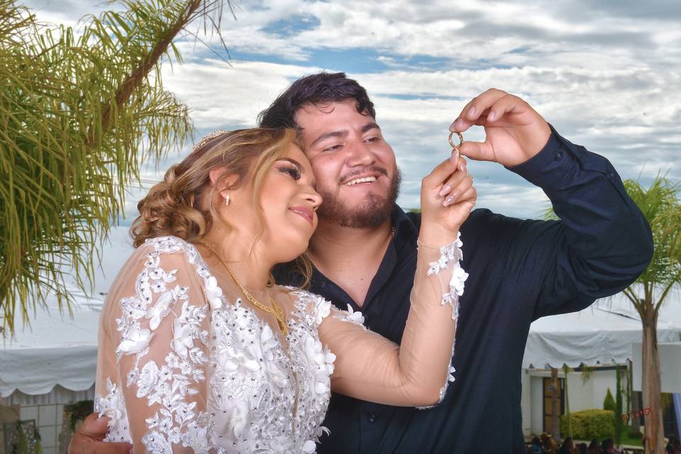 Novios mirando el anillo de bodas