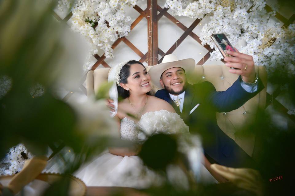 Novios sentados tomándose una selfie