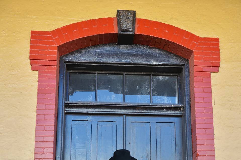 Pareja dándose un beso frente a una puerta