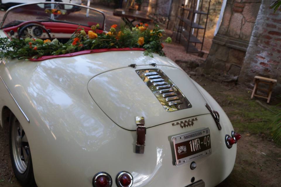 Hermoso auto clásico bodas