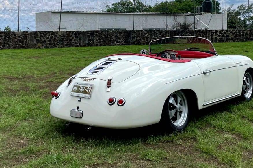 Hermoso auto para bodas