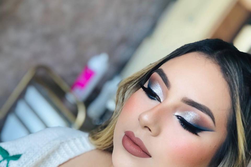 Maquillaje con sombras plata