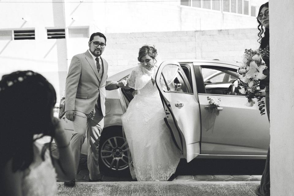 Bodas | Novia bajando de carro