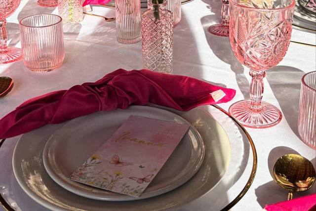 Plato de cristal y copas rosas