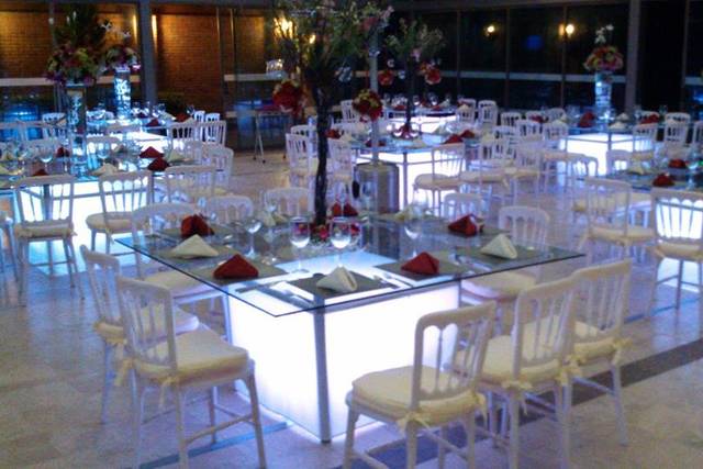 Mesa de cristal con lets