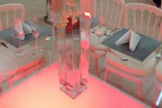 Mesa de cristal con lets