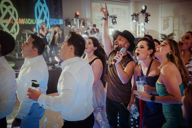 Invitados felices