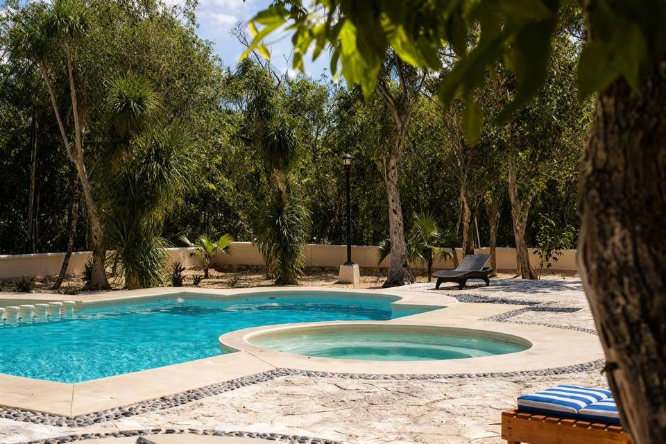 Vistas de jardines y piscina