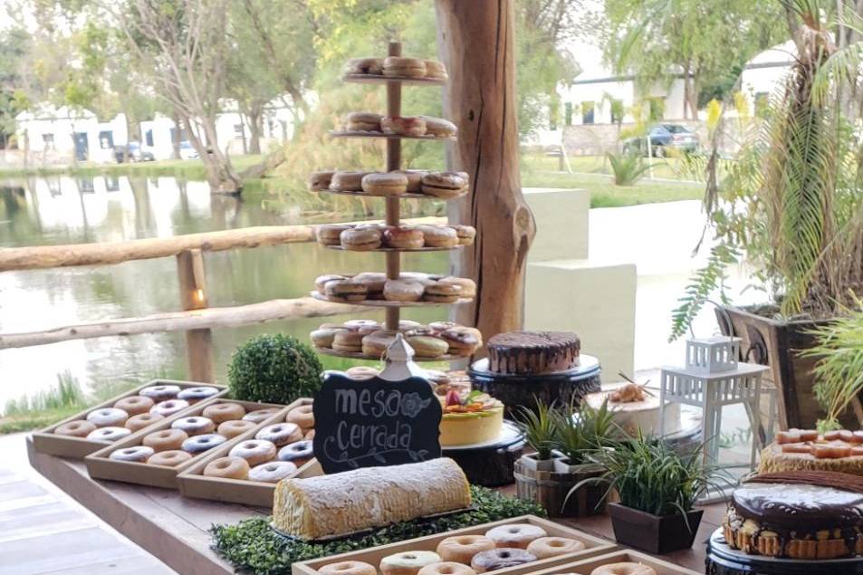 Mesa donas y pastel