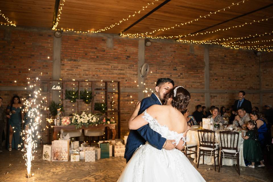 Novios bailando su primer baile