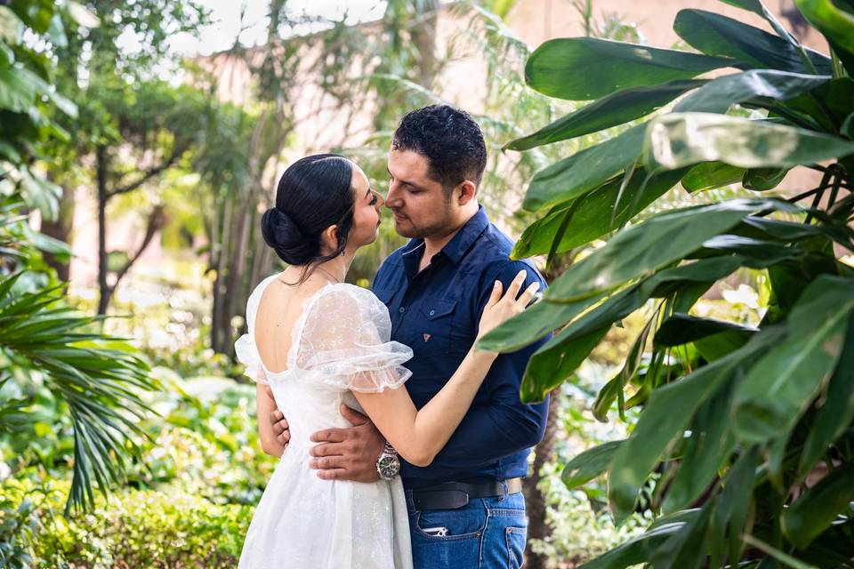 Novios a punto de darse un beso en el jardín