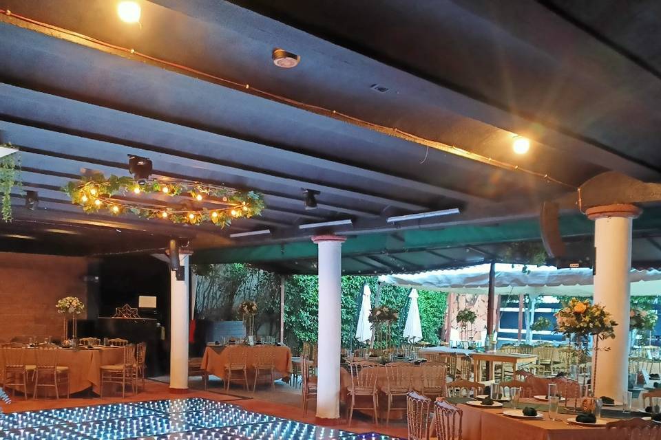 Salón con pista