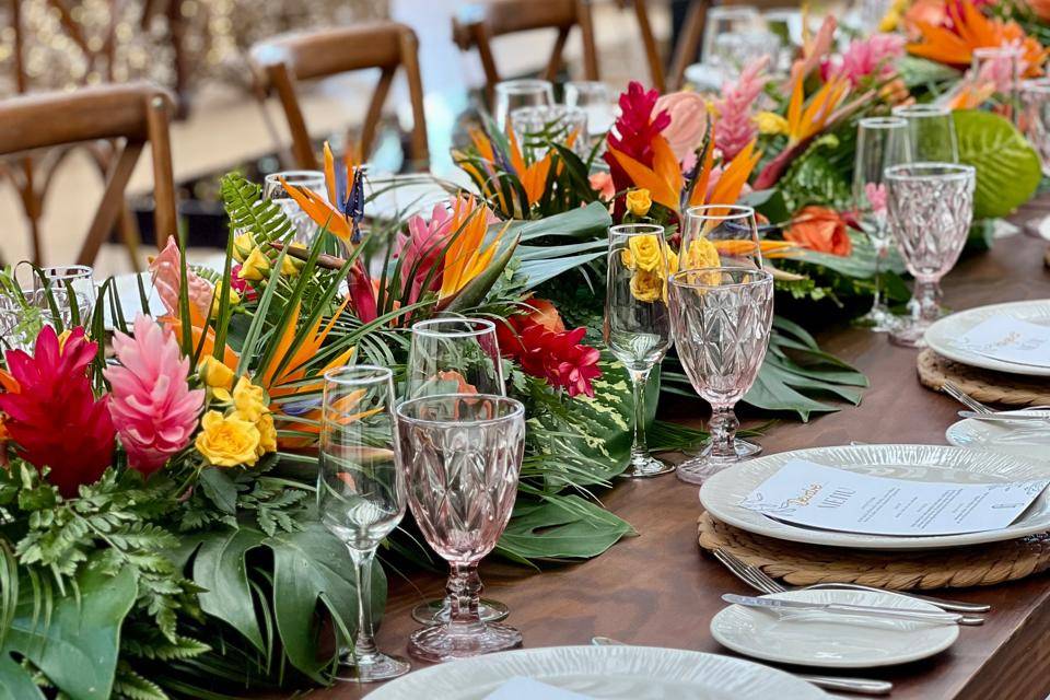 Platos y centro de mesa con flores de colores vivos