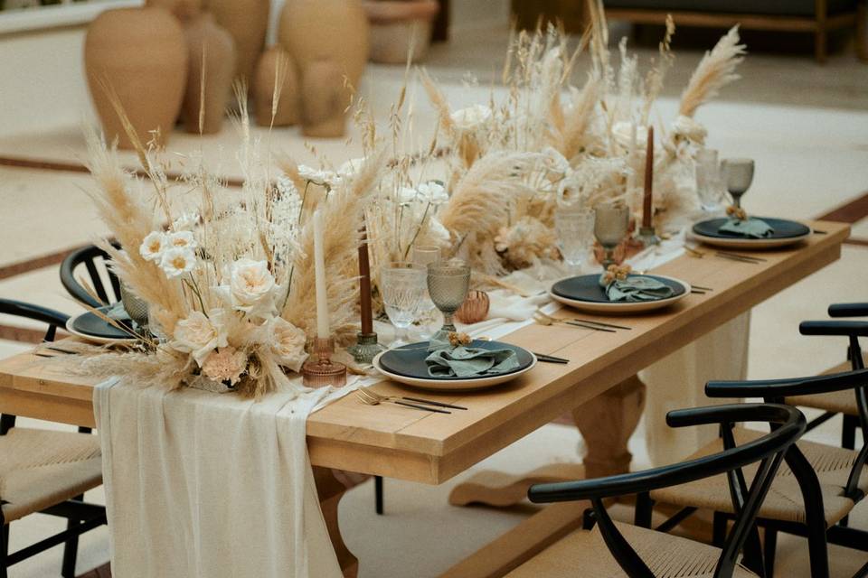 Mesa decorada con flores y mantel