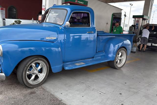 Camioneta Chevrolet azul