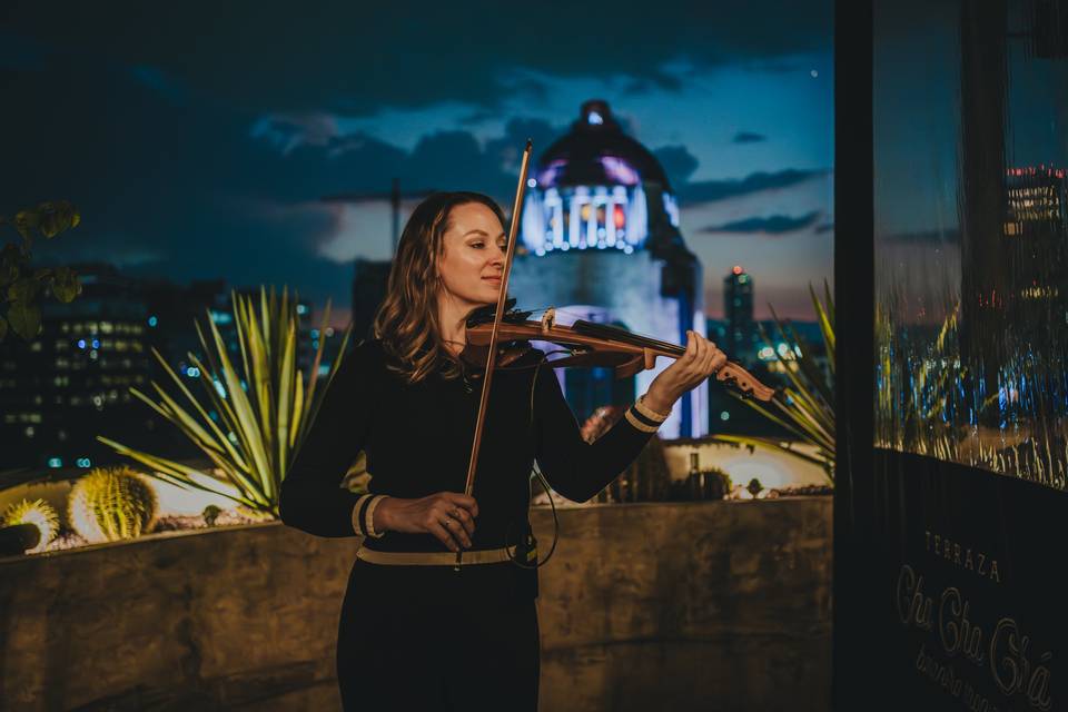Violín en vivo en Terraza Cha