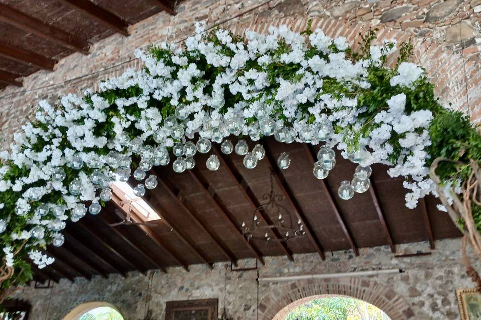 Arco floral con flores