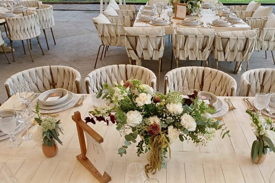 Centro de mesa con floresblanc