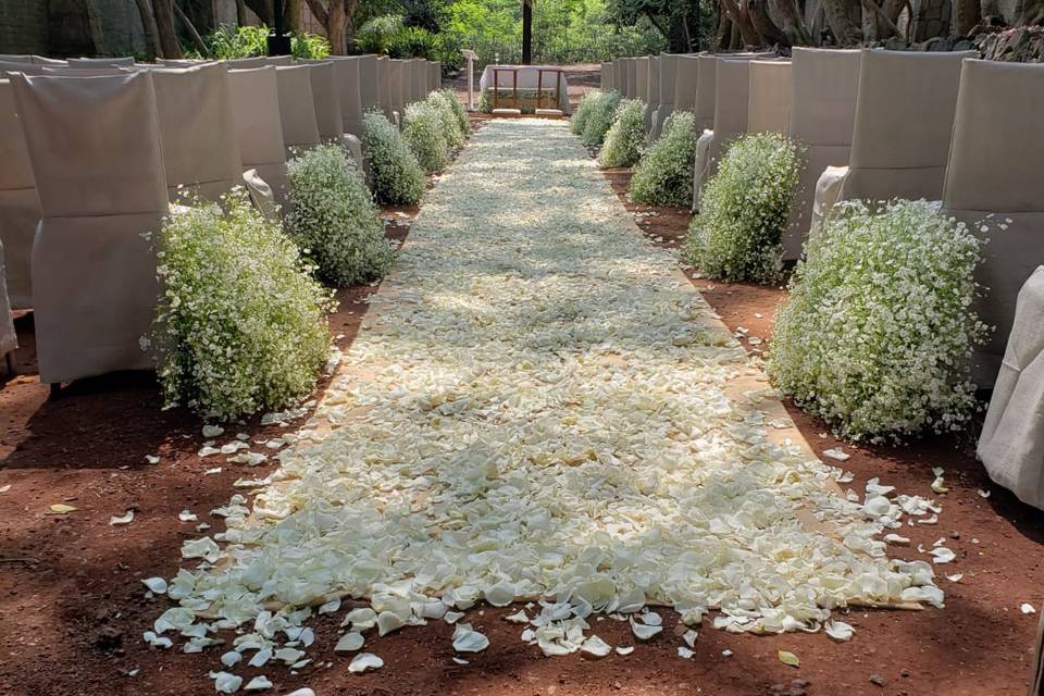 Pasillo de ceremonia con flore