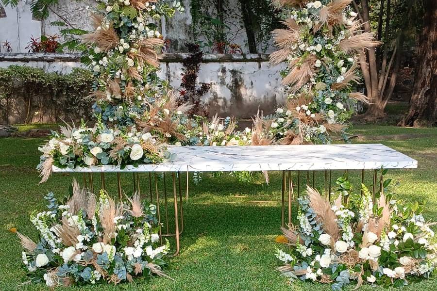 Mesa de novios con flores blan