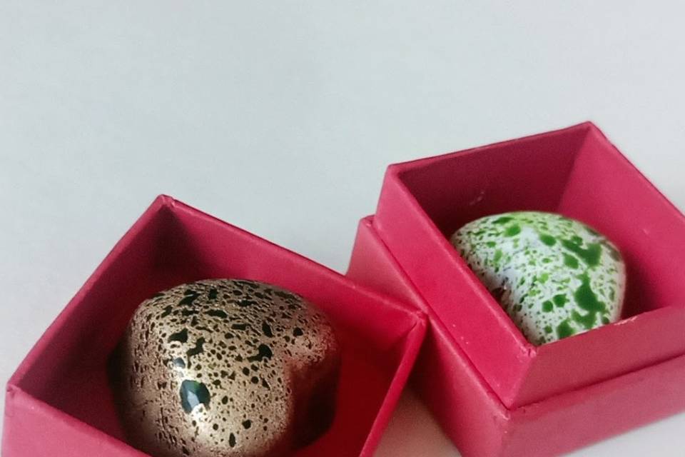 Un anillo en una caja de choco