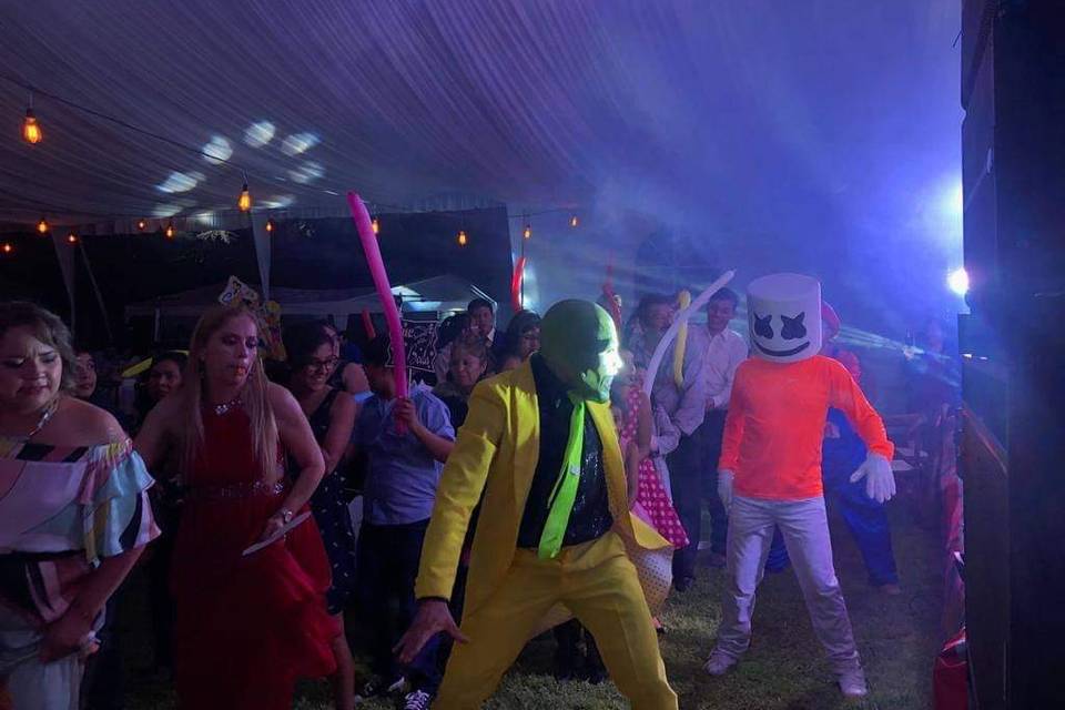 Animador vestido de La Máscara en la fiesta