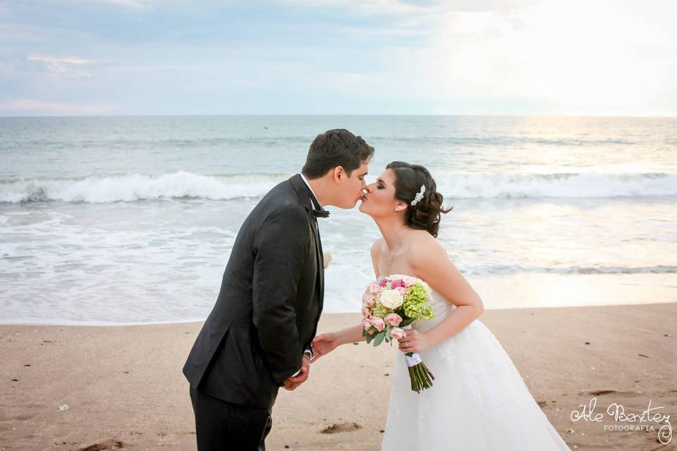 Novios en la playa