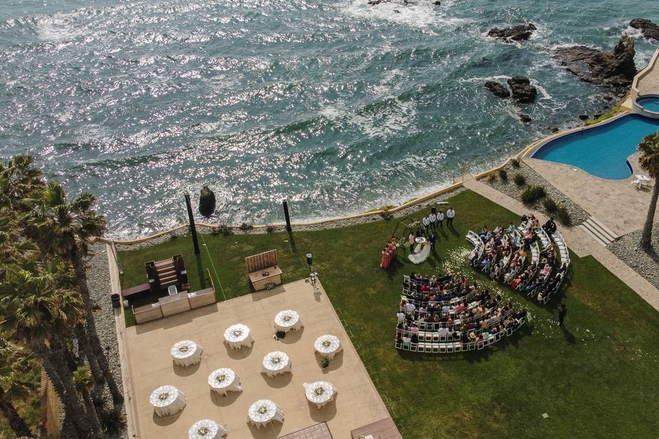 Toma aérea de un evento frente al mar