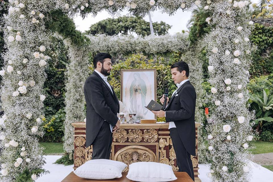 Novios casándose en una ceremonia en el jardín