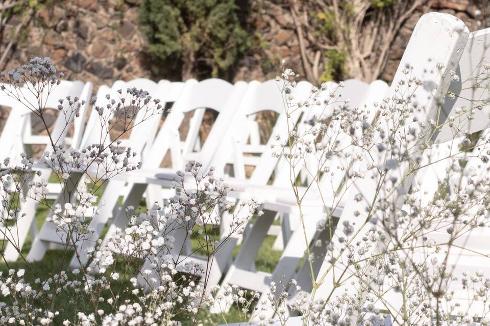 Sillas decoradas con flores blancas