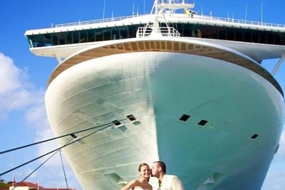 Recién casados frente a un crucero