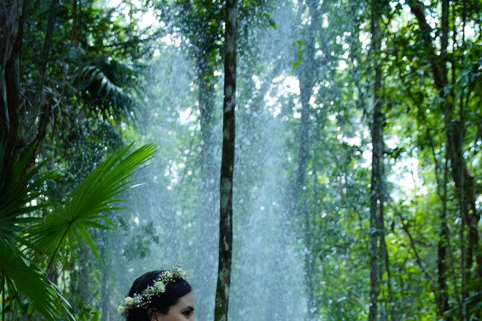 Novia de espaldas en medio de la selva
