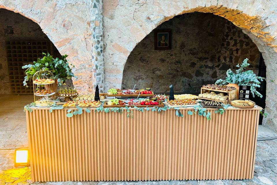 Mesa de carnes frias y quesos