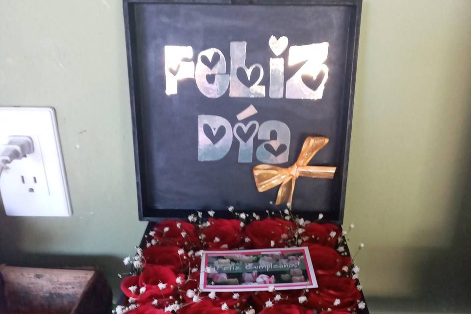 Caja decorada rosas feliz dia