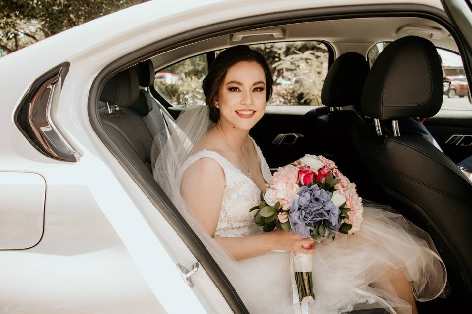 Novia en el coche de bodas