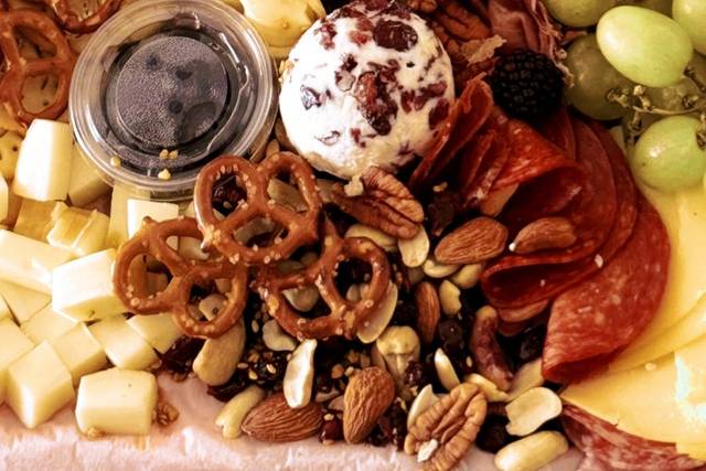 Jamón, fruta y quesos