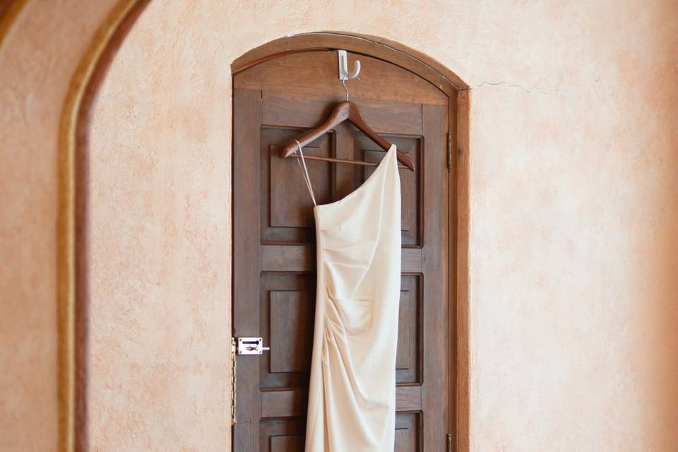 Vestido de novia colgado en la puerta