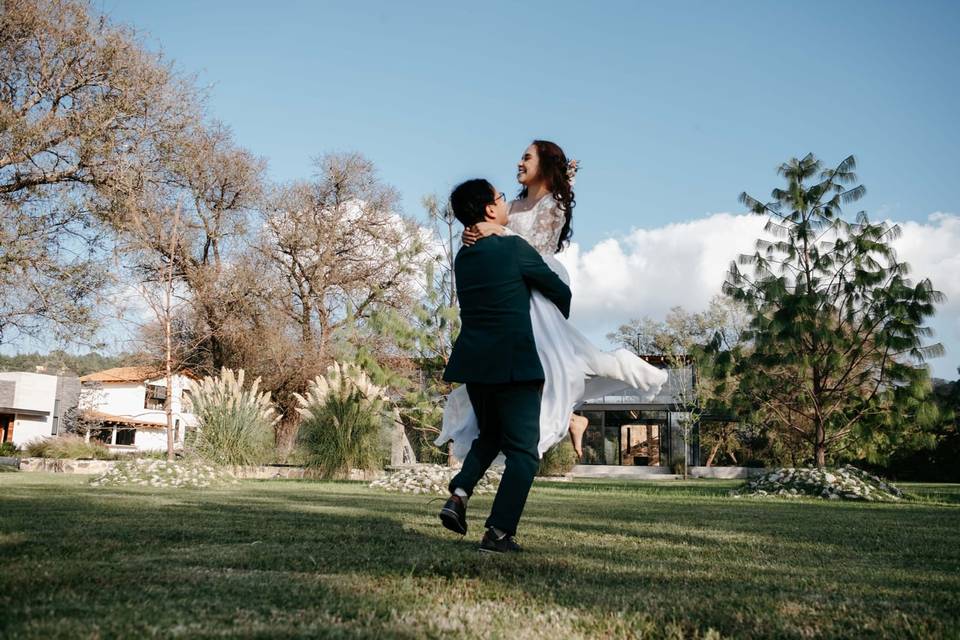 Fotografía novios jardín