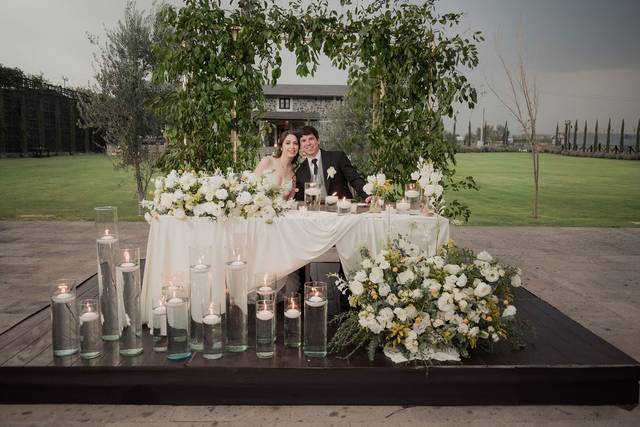 Novios en mesa principal