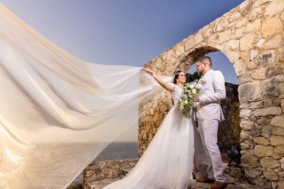 Novios posando frente al mar al atardecer