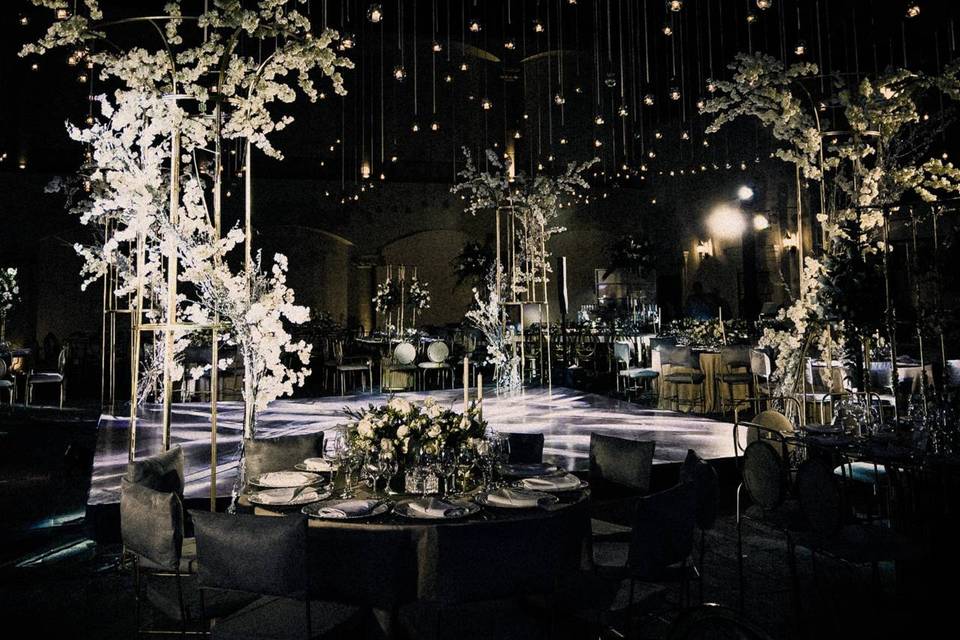 Salón decorado con flores blancas