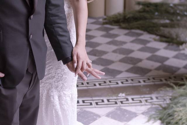 Novios entrelazando sus dedos