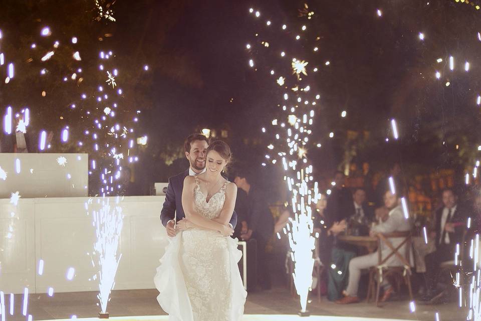 Novios en si primer baile de casados