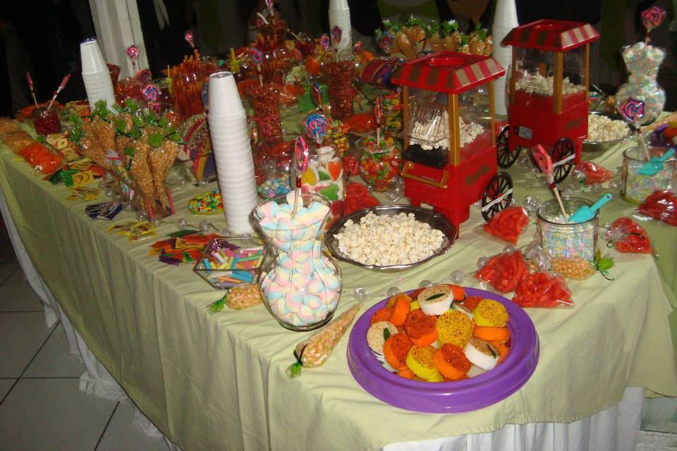 Mesa de dulces surtida