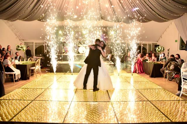 Novios bailando en la pista con chisperos